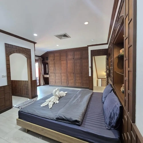 5 Bedrooms Villa