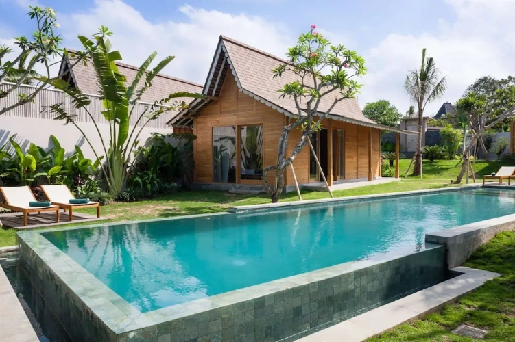 5 Bedrooms Villa