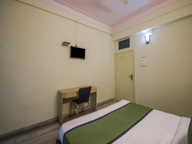 OYO 15212 Hotel Seema