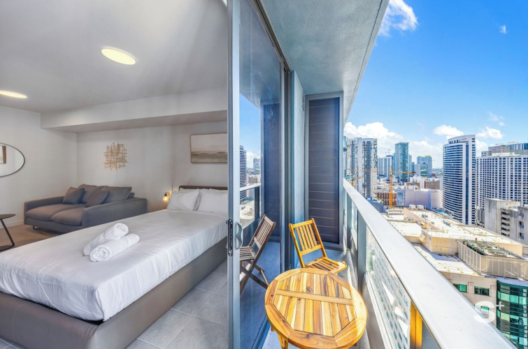 Cozy & Spacious Studio - City Views