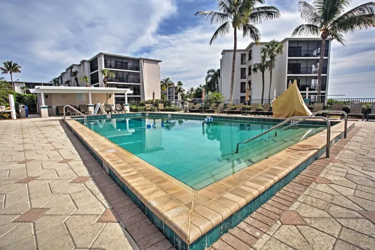 Sanibel Island Studio: Pool Access, Walk to Beach