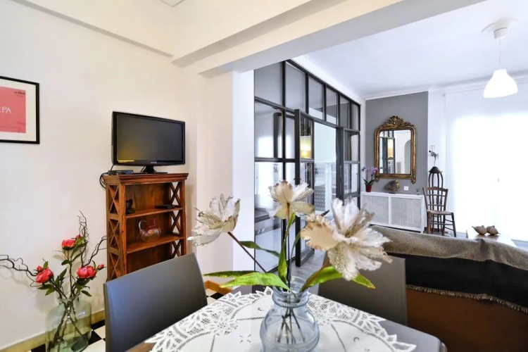 Plaka Elegant Apartment