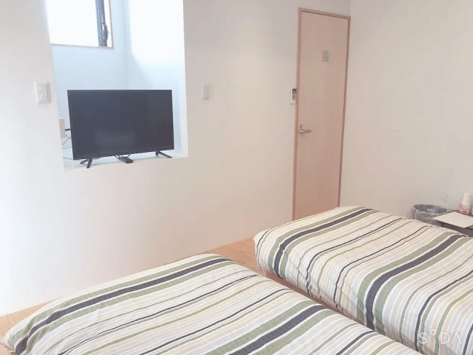 BOND - Hostel