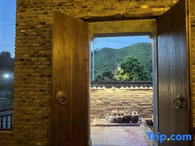 Wuyuan style waterfront homestay