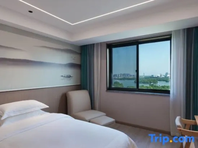 Standard Twin room with lake view