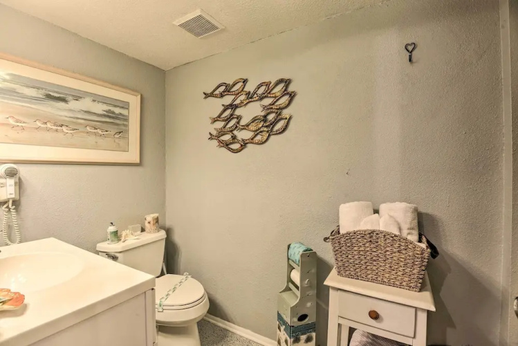 8 Mi to Beaches: Artistic Bradenton Studio w/ Yard