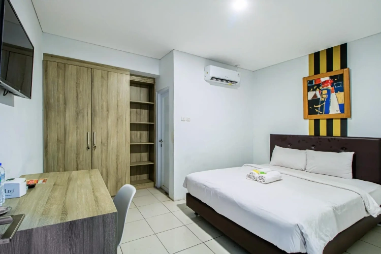 Standard Double room with street view