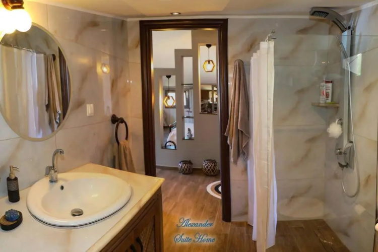 Alexander Suite Home