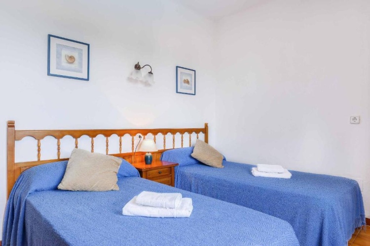 6 Bedrooms Villa