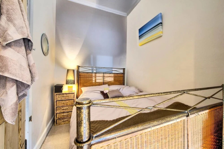 Cute Private Door 2 Bed Apartment on Easter Road