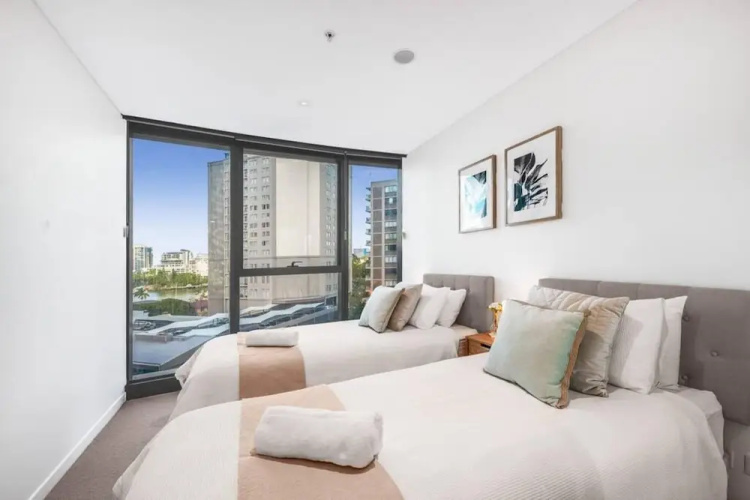 2BR Luxury Skytower CBD Pool Gym Netflix