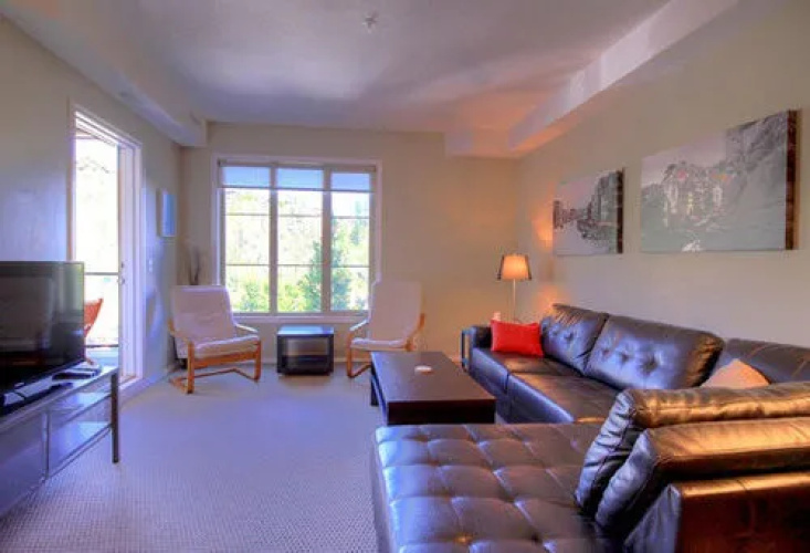 Pinnacle Pointe Resort by kelownacondorentals