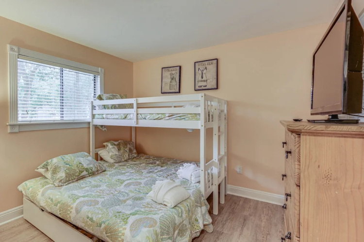 Pool Deck Access & Walk to Beach: Hilton Head Unit