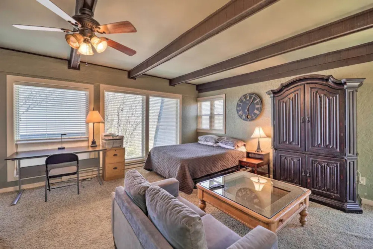 Beech Mountain Retreat w/ Decks & Mountain Views!