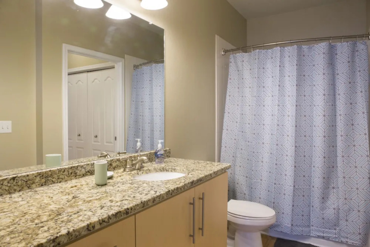 Southend 1 BR Apt with Parking by Frontdesk