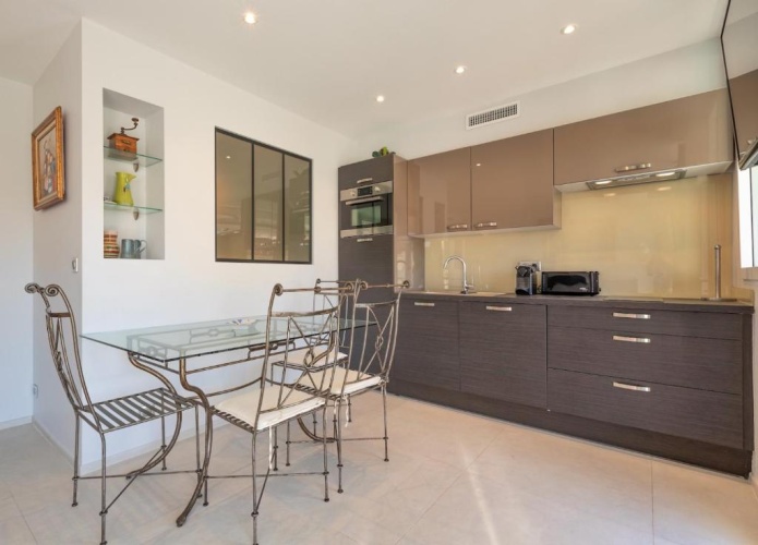 1 Bedroom Apartment with city view