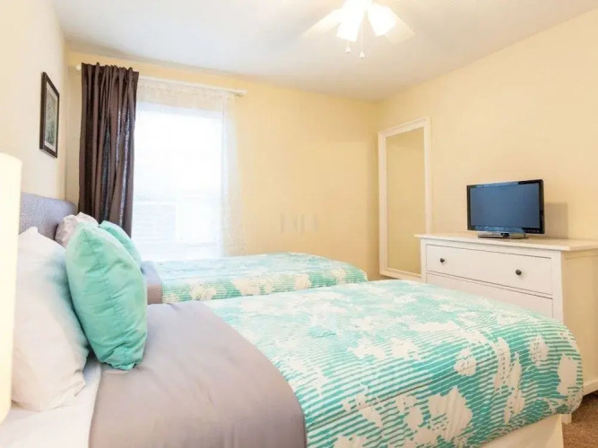 6 Bedrooms home by RedAwning
