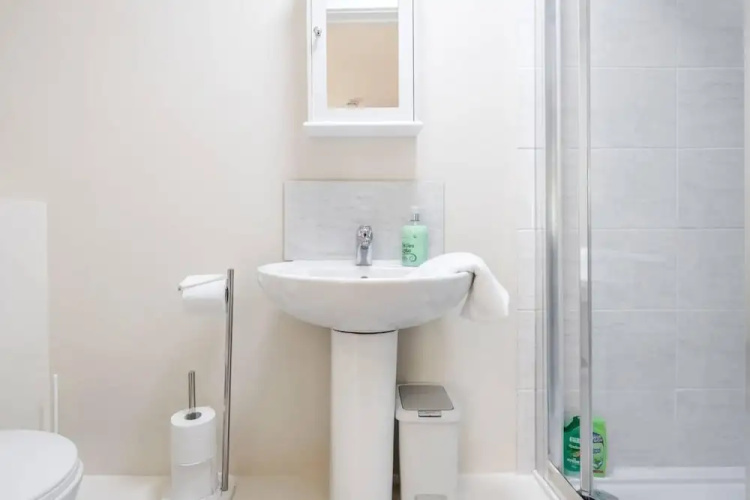 Cosy 2BR Maisonette Near Hospital & Stations
