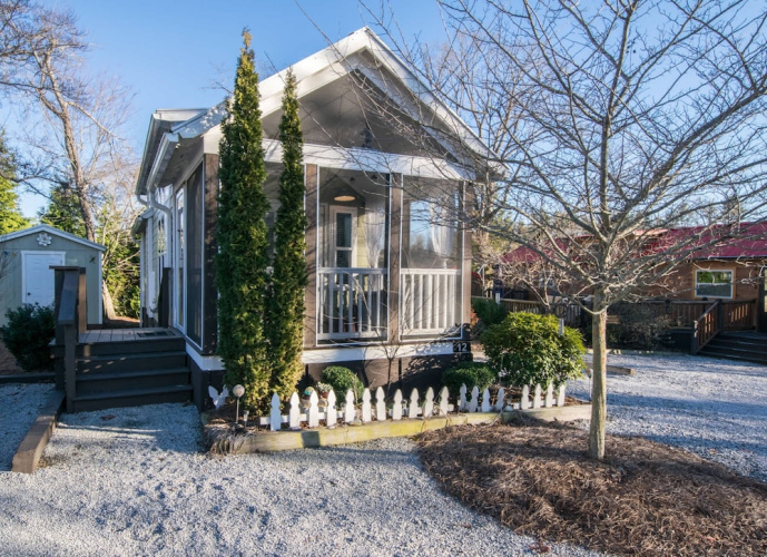 Gorgeous 1BR Tiny Home w Pool Bocce Free Tix