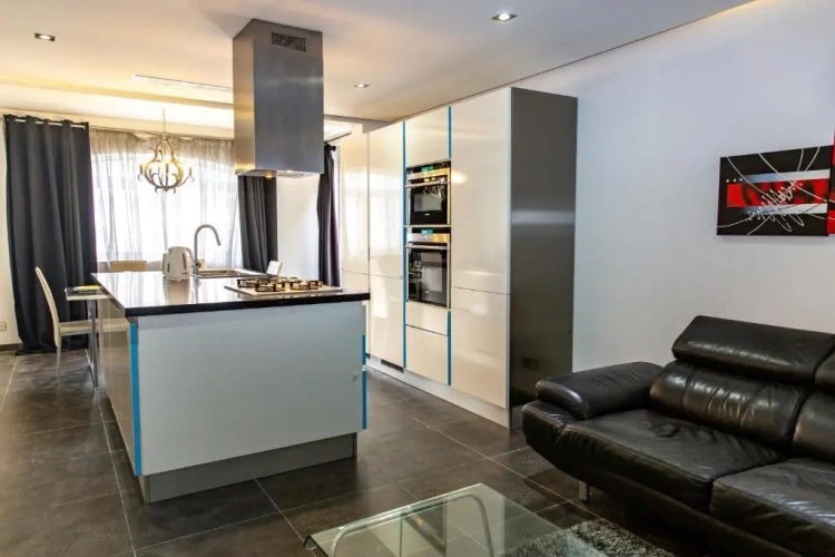 3 Bedrooms Apartment