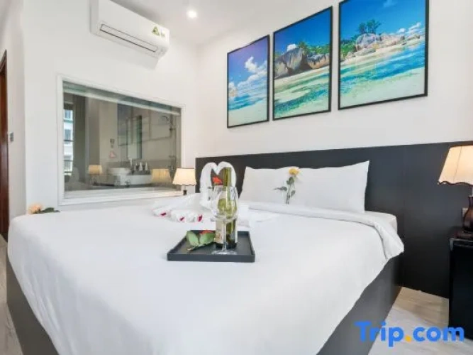 Deluxe Triple room with city view