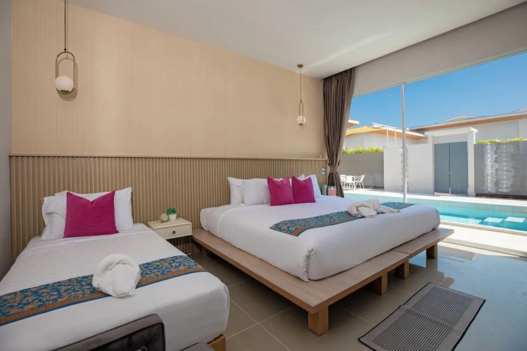 Deluxe Triple room with pool view