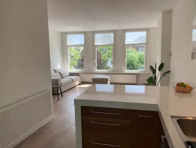 Bright Waterview Apartment