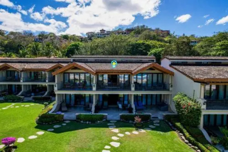Beachfront Luxury condo with 2 swimming pool