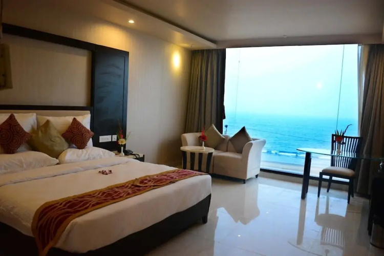 Hotel East West