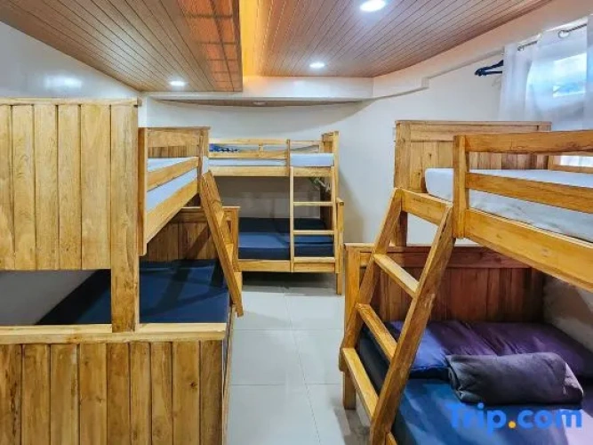 Standard Sextuple Family room