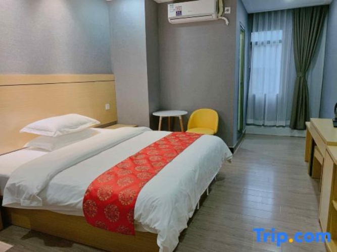Deluxe Twin room with street view