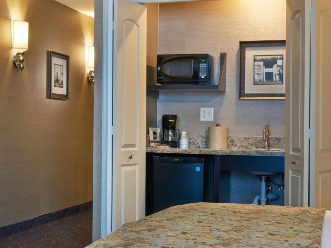 AmishView Inn and Suites