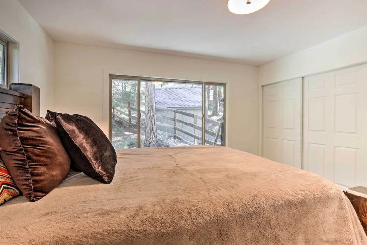 Spacious Lake Arrowhead Cabin w/ Jacuzzi Spa!