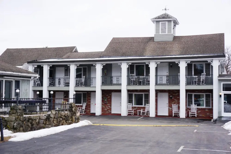 The Carriage House Inn Over view