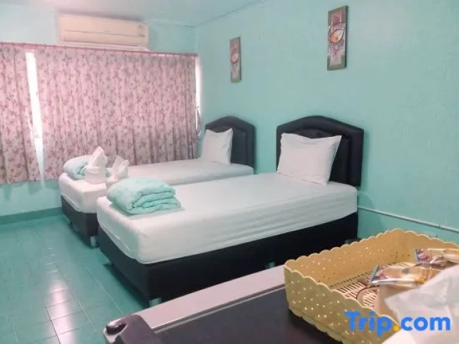 Deluxe Triple room with city view