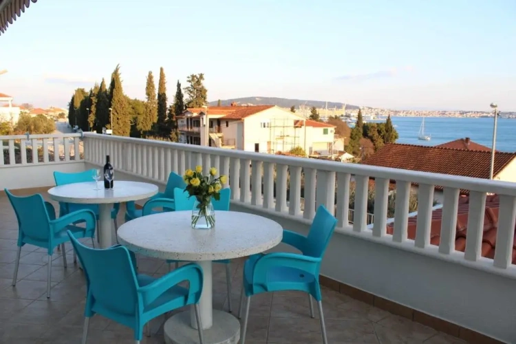 3 Bedrooms Apartment