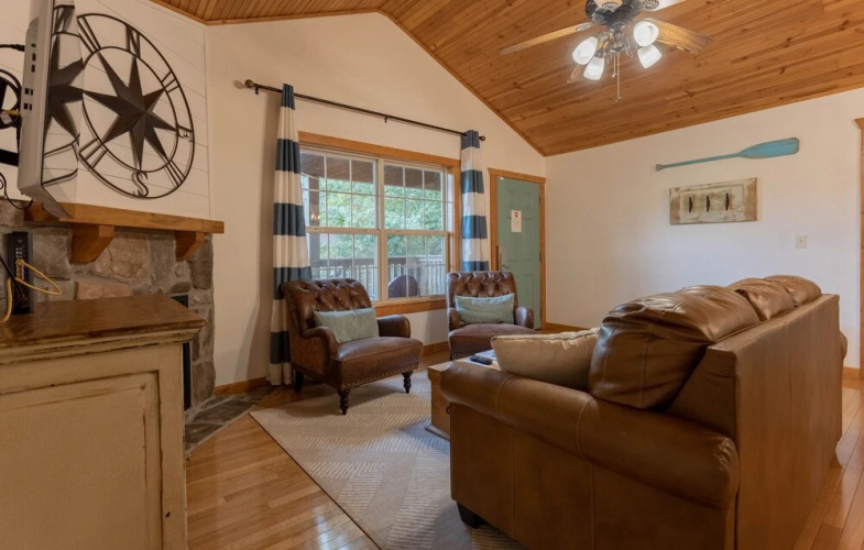 Paradise Lodge 2 Bedroom Home by RedAwning