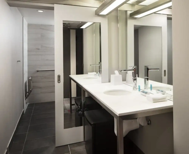 Suite with city view