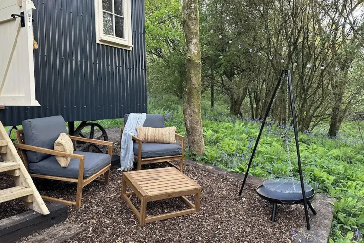 Shepherd's Hut - Sleeps 2 - Pet Friendly - Parking