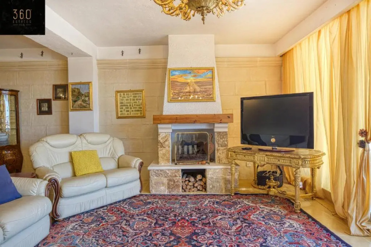 Beautiful, Seafront high end APT in PRIME Location by 360 Estates
