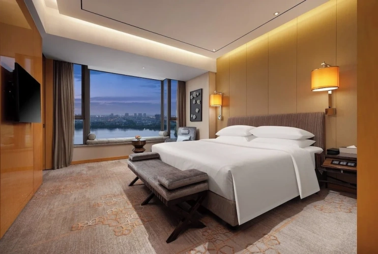 Deluxe Double Suite with lake view