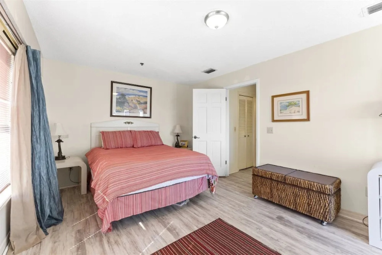 1302b St Thomas Square