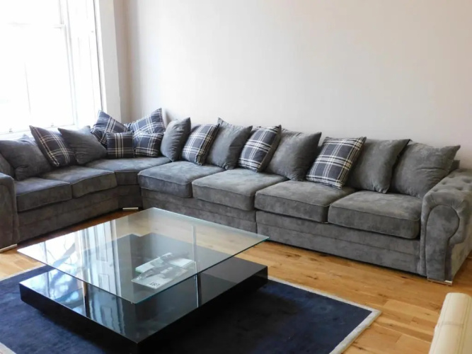 WEST END - Stunning, spacious, 3 bedroom, main door flat with private parking