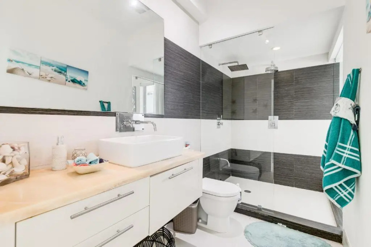 2Bedroom 2Bath with Private Rooftop&Jacuzzi,1block from beach
