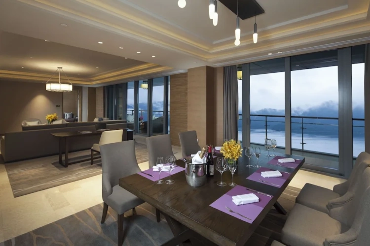 1 Bedroom Premier Double Club Suite with lake view