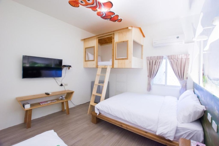 Standard Quadruple room with garden view