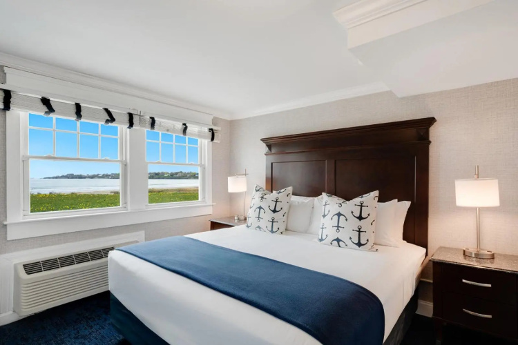 Newport Beach Hotel & Suites
