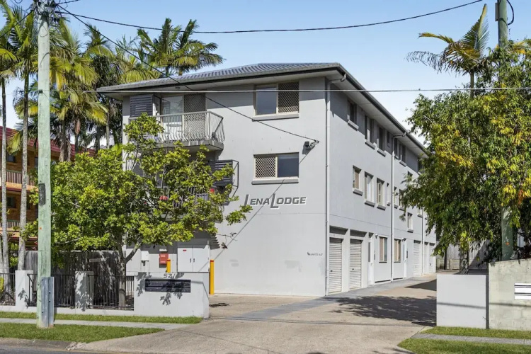 Charming 3-bed Apartment Near Local Shops