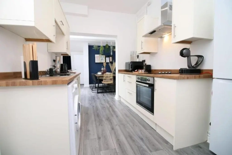 3 Bedrooms Apartment