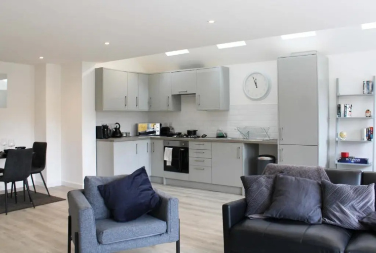 Low Cost, 4 Bed with Parking & Large Garden 10